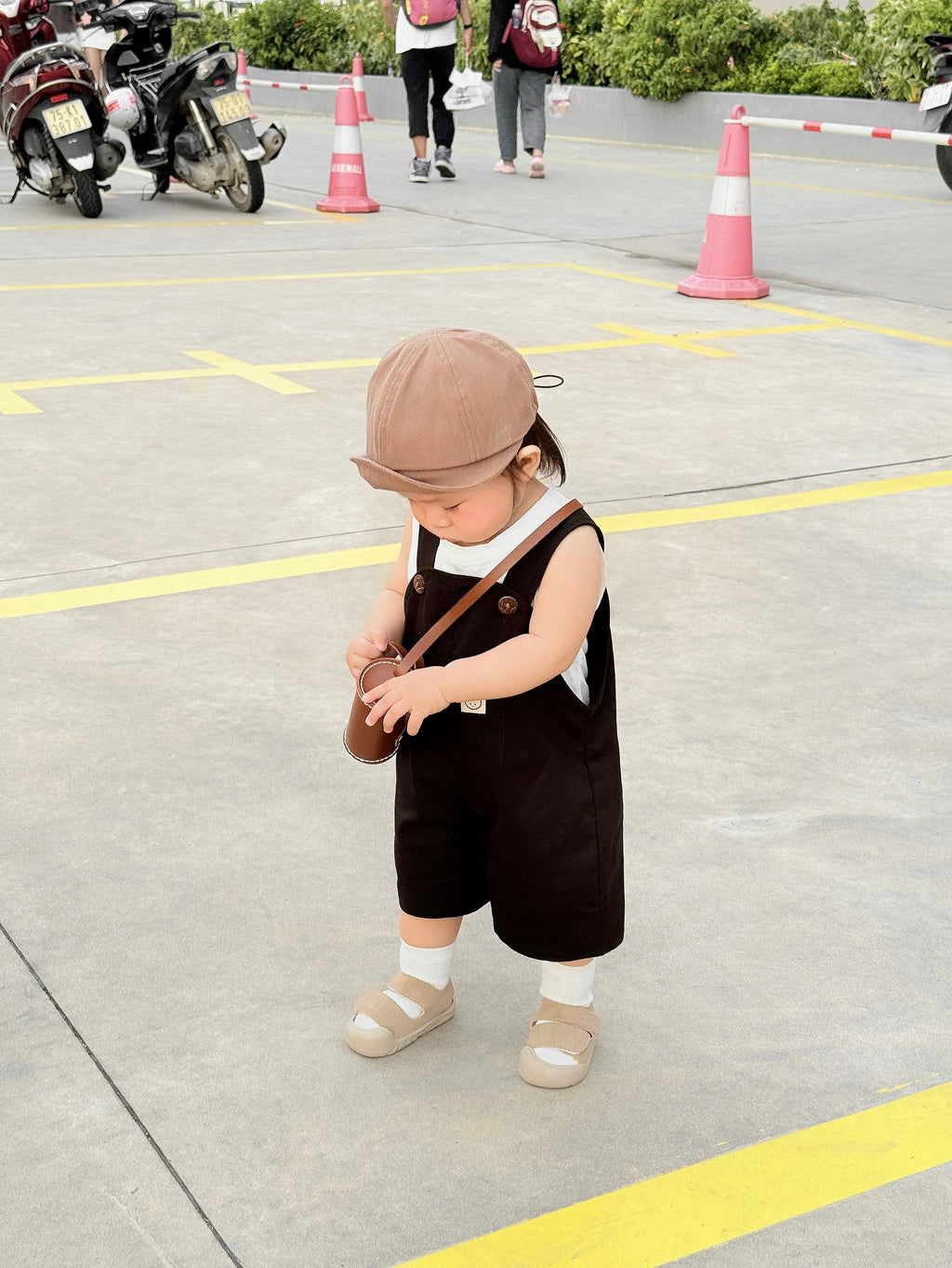 Yếm kaki form ngắn vintage cho bé