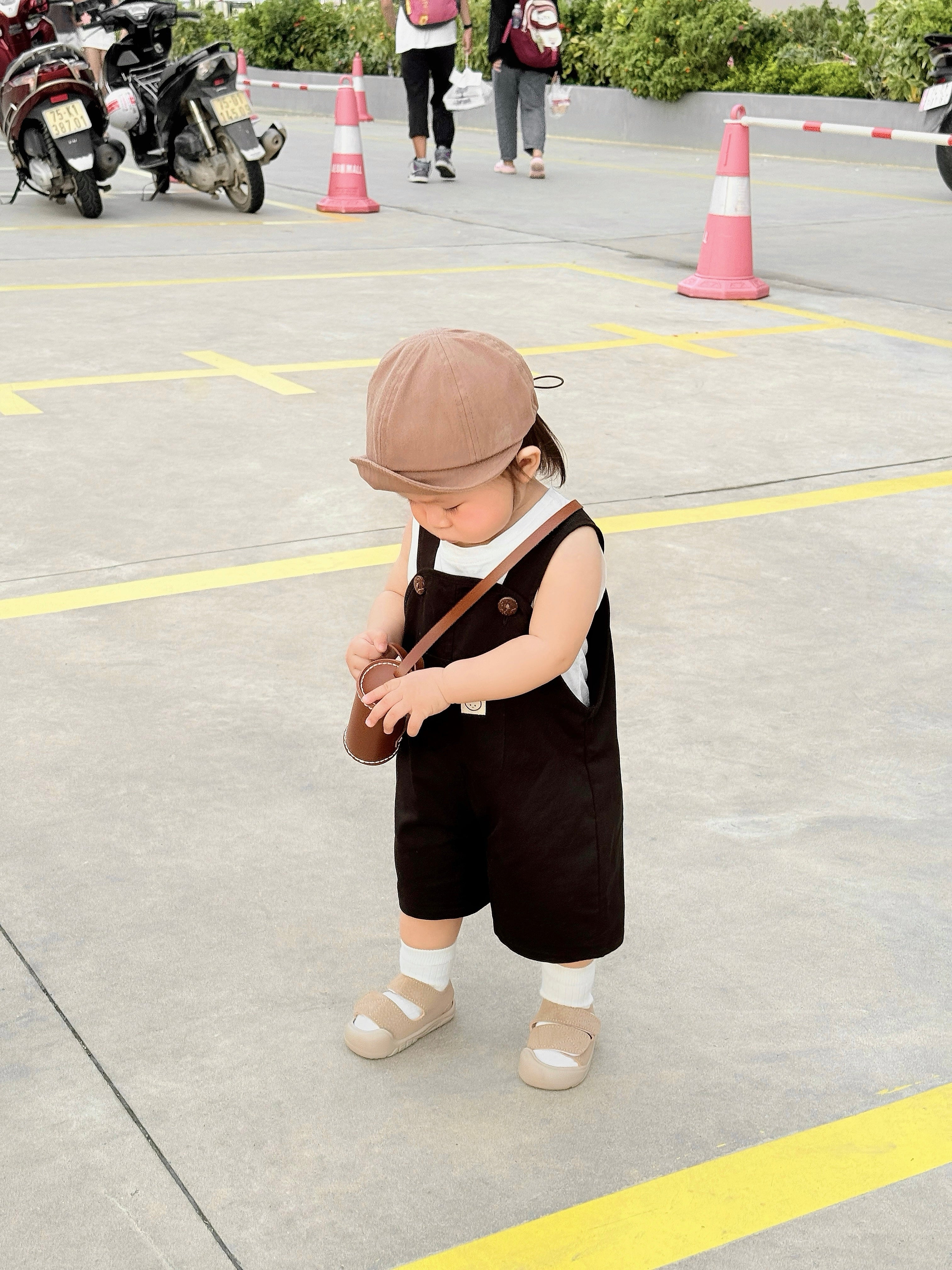 Yếm kaki form ngắn vintage cho bé