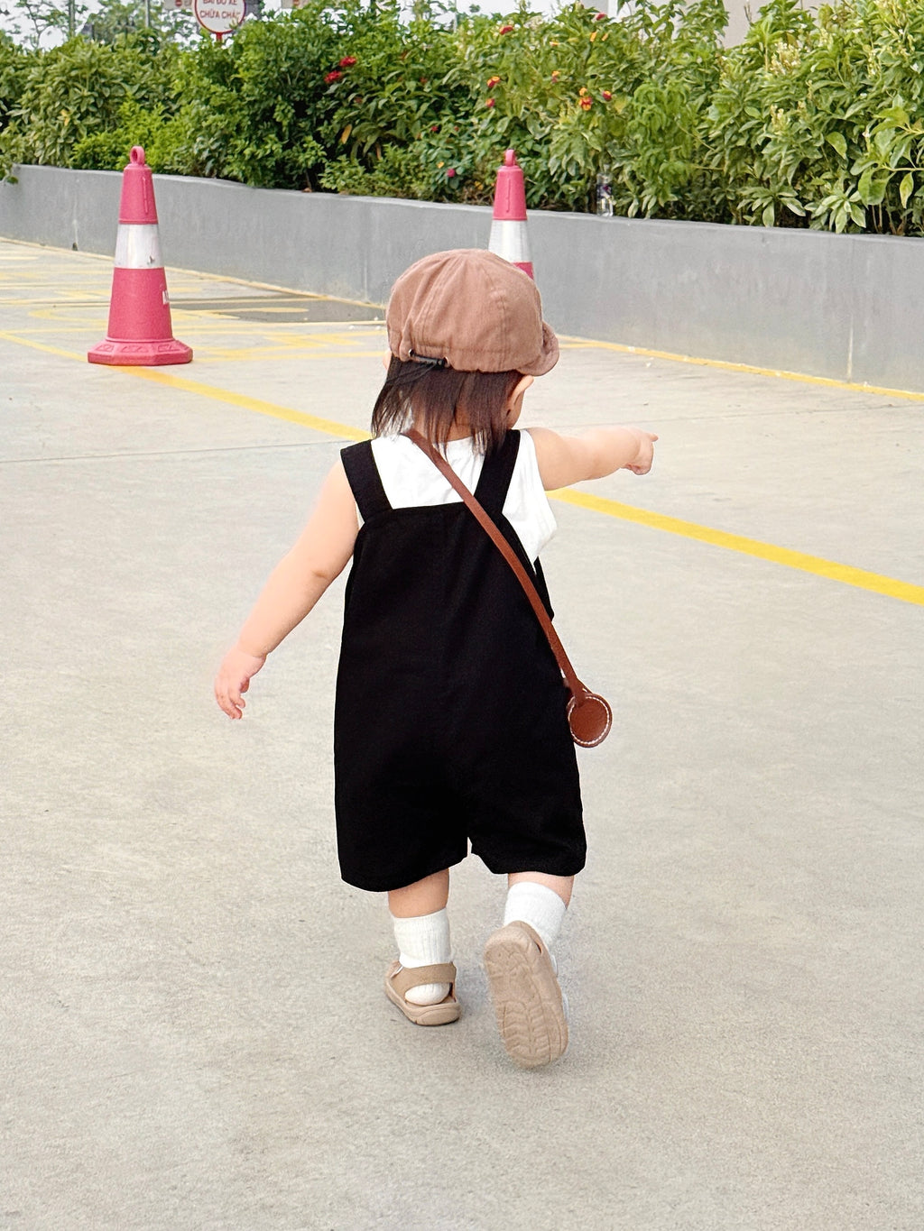 Yếm kaki form ngắn vintage cho bé
