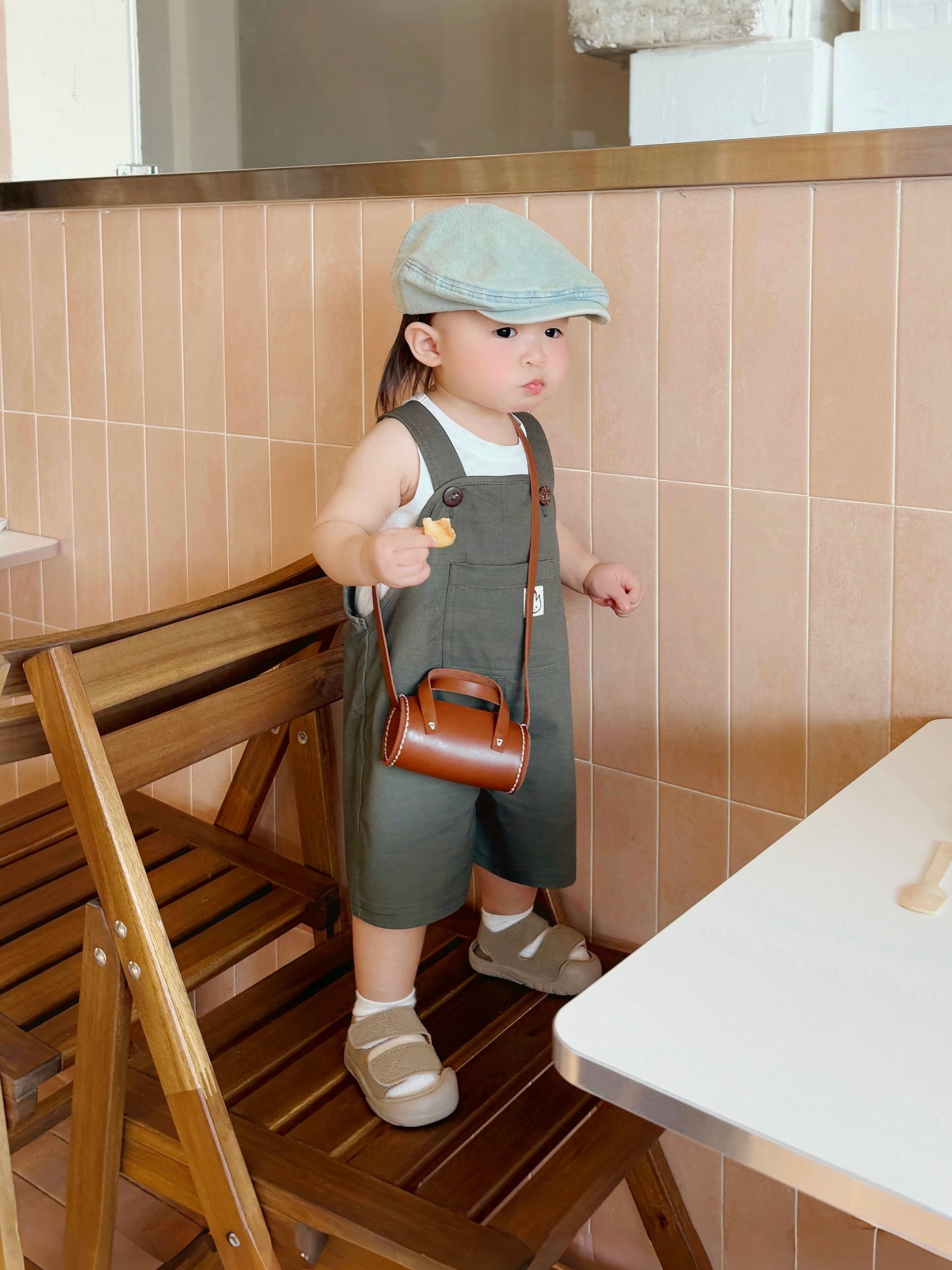 Yếm kaki form ngắn vintage cho bé